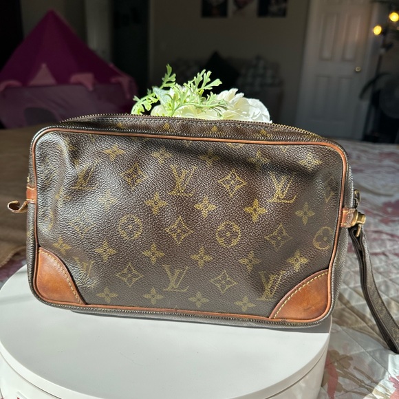 Authentic vintage LOUIS VUITTON
Monogram Pochette Marly Dragonne - Picture 5 of 17